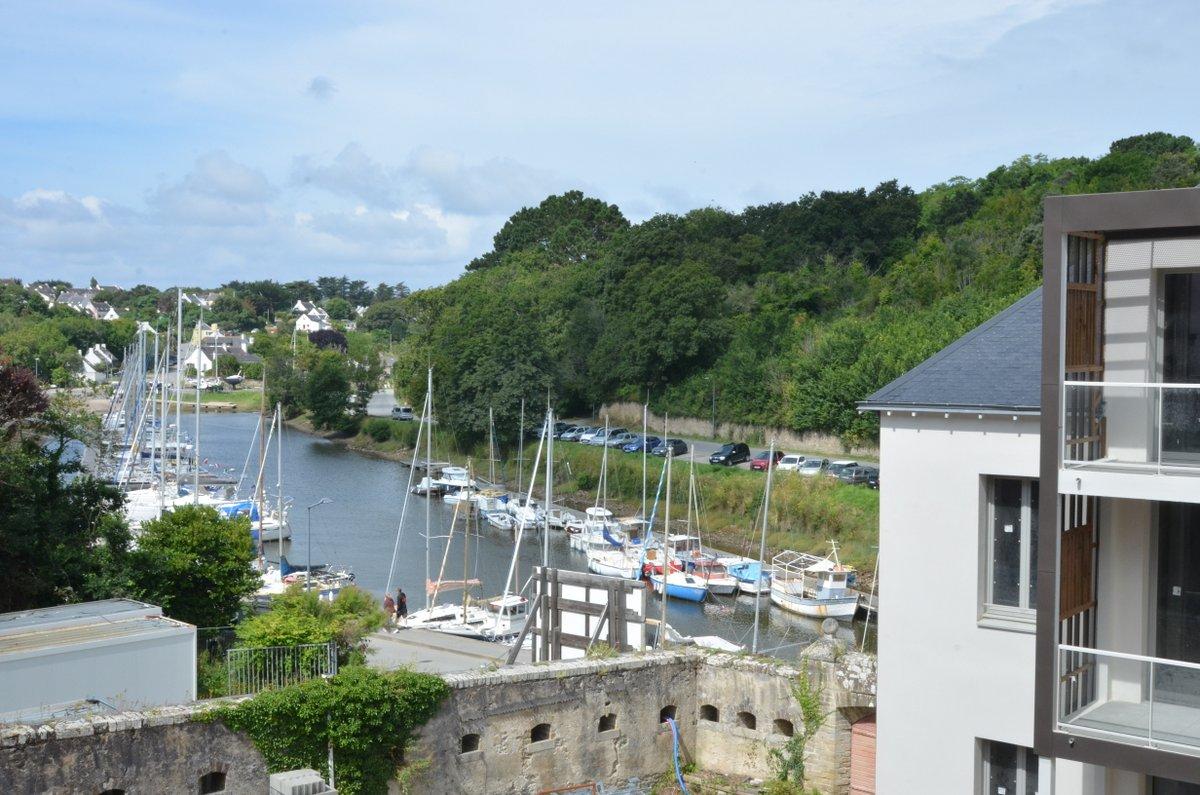 On profite depuis la terrasse de cet appartement neuf d'un environnement trs vgtal.