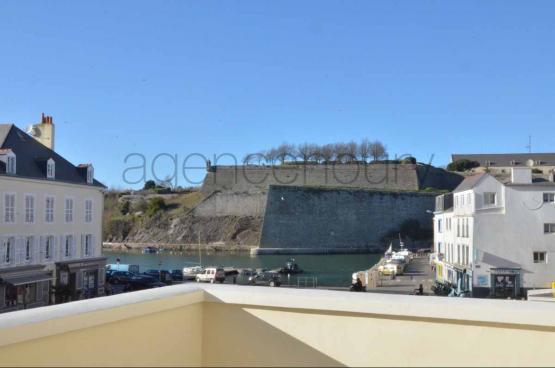 Une terrasse ensoleillée qui offre une vue plaisante sur l'arrière port et la Citadelle.