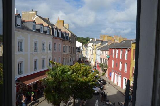 La double vue quoffrent les fentres de cet appartement traversant est trs sduisante. 