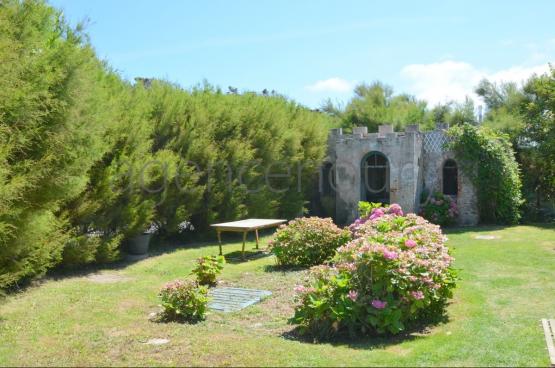 Ce studio est unique en son genre : cest une des rares habitations situes en bordure du golf de Sauzon. 