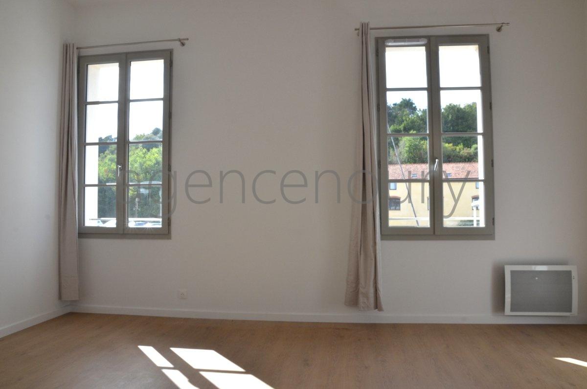 Cet appartement neuf, encore jamais habit, fait face  l'arrire-port et  un joli paysage arbor.
