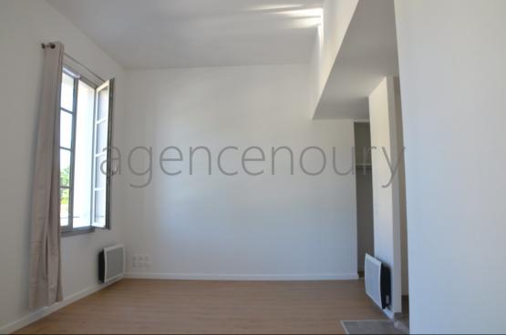 Cet appartement neuf, encore jamais habit, fait face  l'arrire-port et  un joli paysage vgtal.