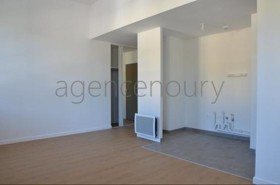 Cet appartement neuf, encore jamais habit, fait face  l'arrire-port et  un joli paysage vgtal.