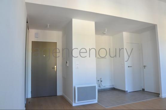 Cet appartement neuf, encore jamais habit, fait face  l'arrire-port et  un joli paysage vgtal.