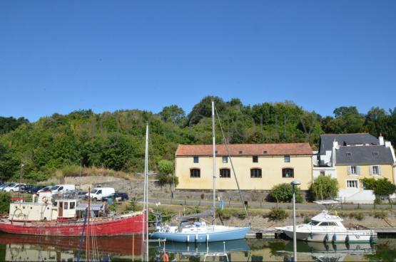 Cet appartement neuf, encore jamais habit, fait face  l'arrire-port et  un joli paysage vgtal.