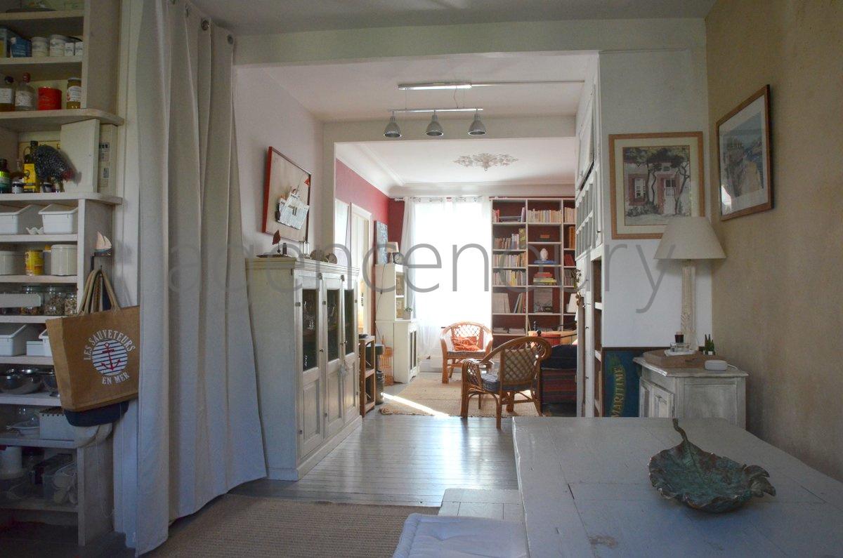 Dcor avec gout et dlicatesse, voici un appartement haut de plafond, chaleureux, lumineux..