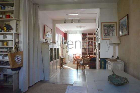 Dcor avec gout et dlicatesse, voici un appartement haut de plafond, chaleureux, lumineux..