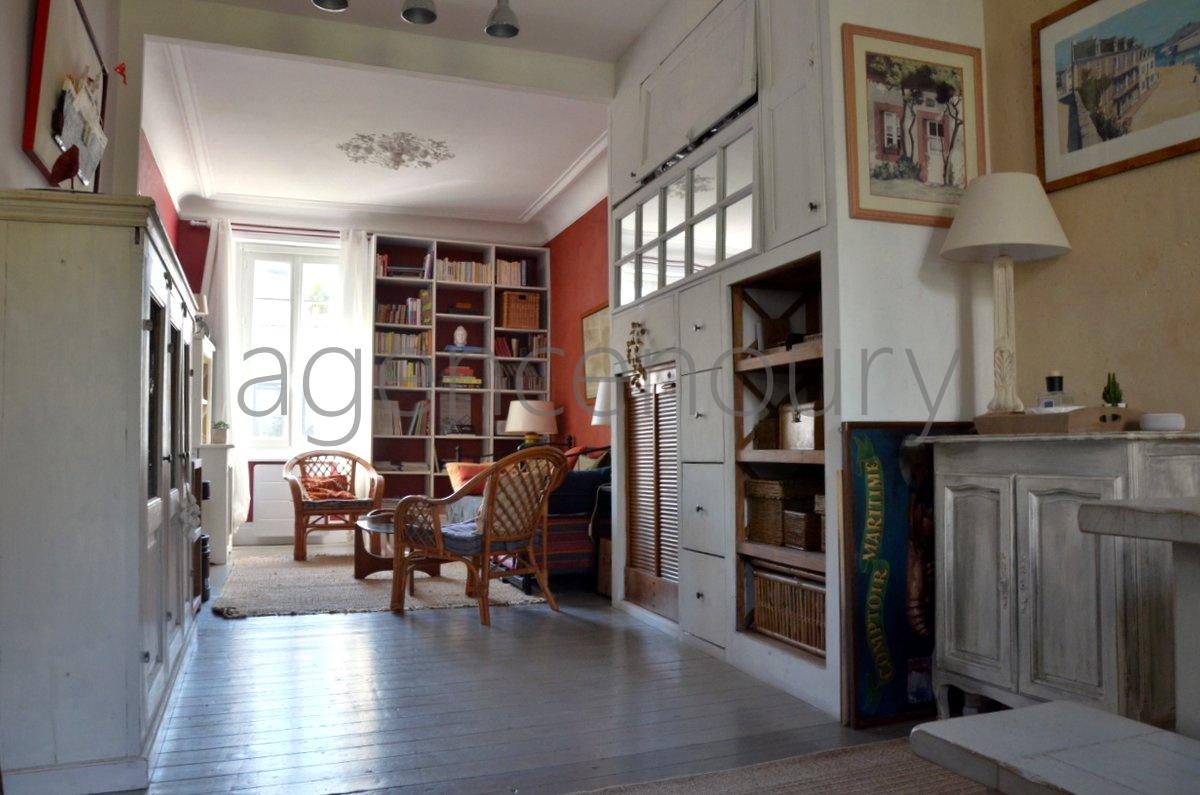 Dcor avec gout et dlicatesse, voici un appartement haut de plafond, chaleureux, lumineux..
