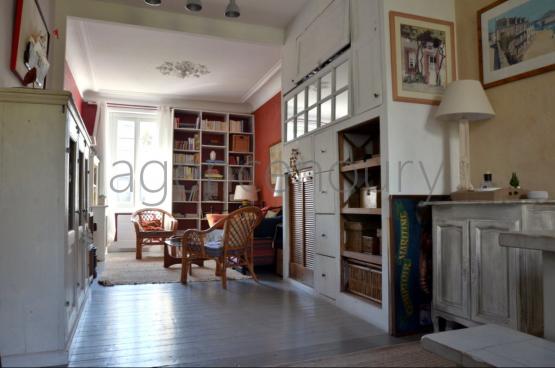 Dcor avec gout et dlicatesse, voici un appartement haut de plafond, chaleureux, lumineux..