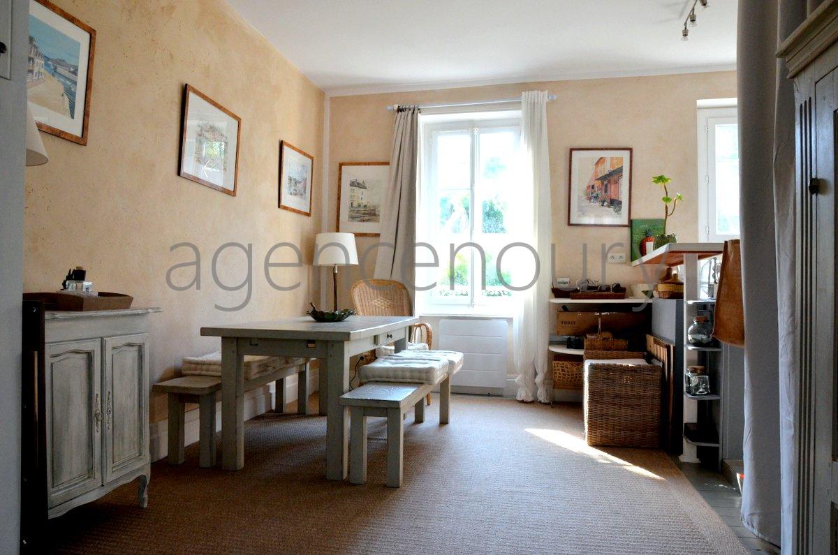 Dcor avec gout et dlicatesse, voici un appartement haut de plafond, chaleureux, lumineux..