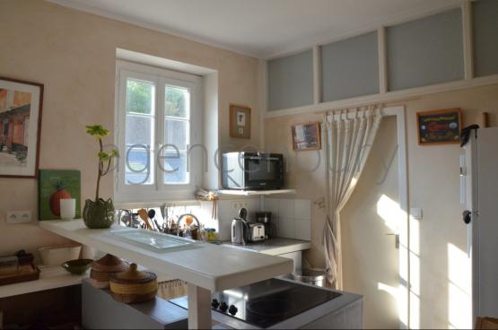 Dcor avec gout et dlicatesse, voici un appartement haut de plafond, chaleureux, lumineux..