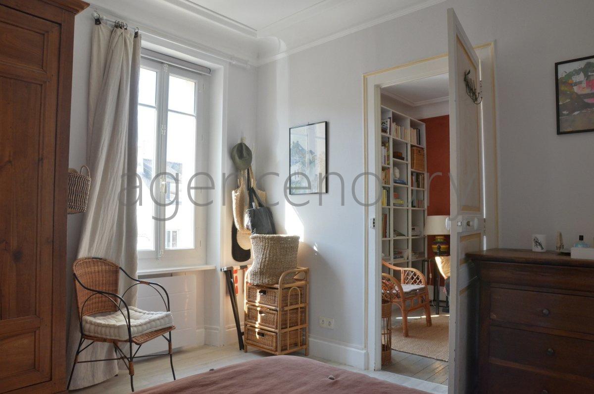Dcor avec gout et dlicatesse, voici un appartement haut de plafond, chaleureux, lumineux..