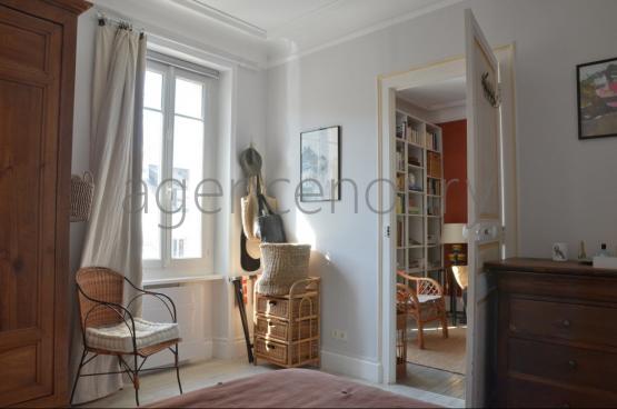 Dcor avec gout et dlicatesse, voici un appartement haut de plafond, chaleureux, lumineux..