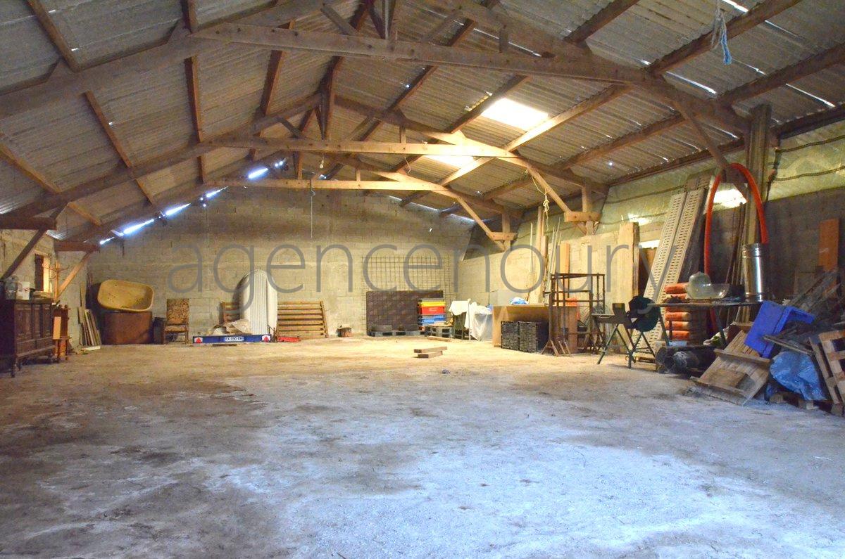 Ce trs grand hangar (420 m) peut tre lgalement amnag en habitation.