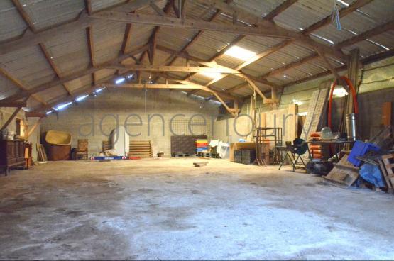 Ce trs grand hangar (420 m) peut tre lgalement amnag en habitation.