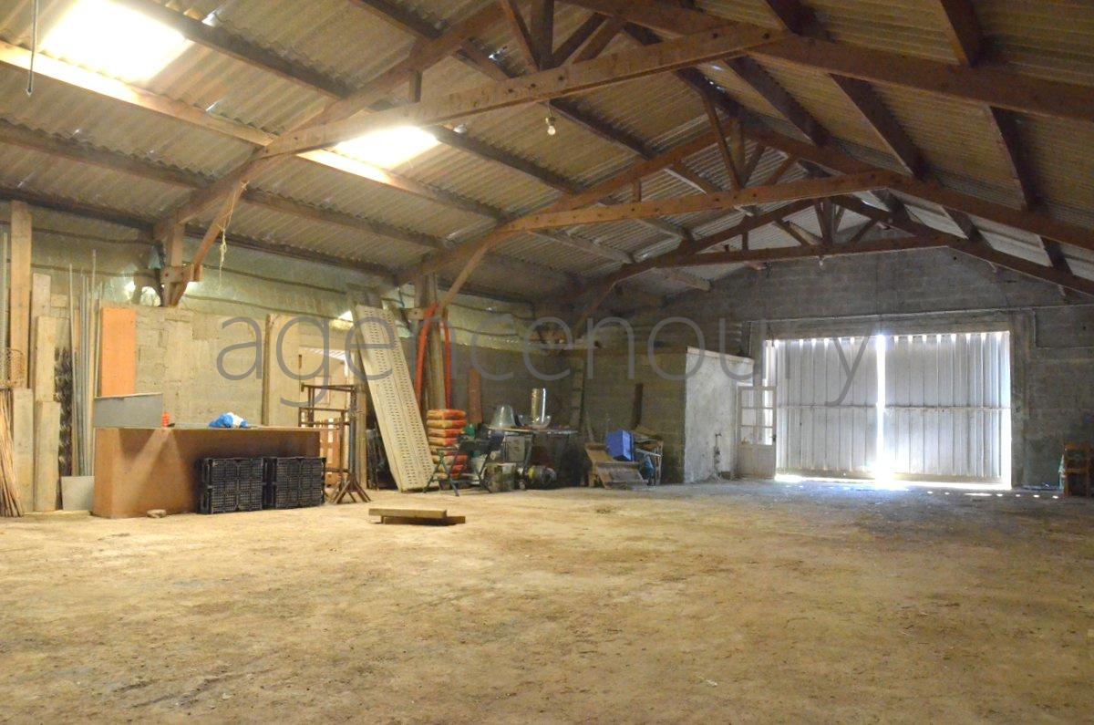 Ce trs grand hangar (420 m) peut tre lgalement amnag en habitation.