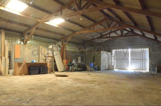 Ce trs grand hangar (420 m) peut tre lgalement amnag en habitation.