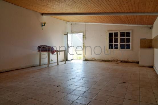 Ce trs grand hangar (420 m) peut tre lgalement amnag en habitation.