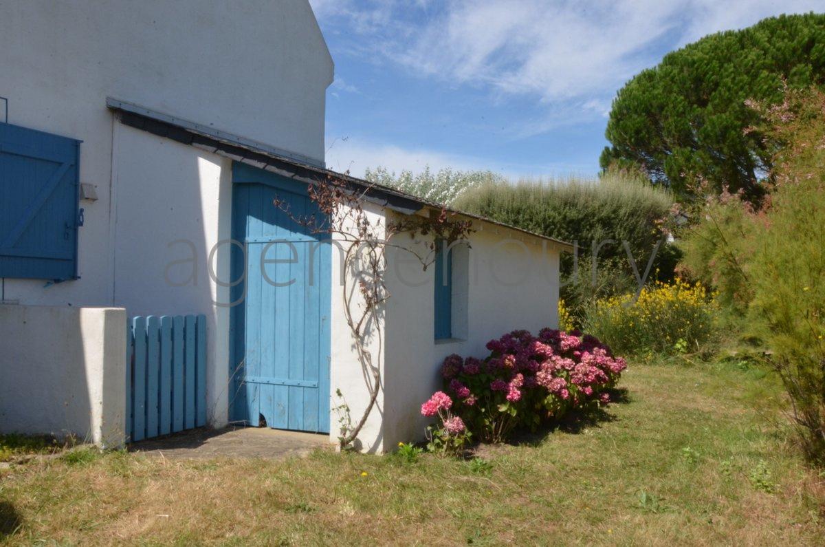 Les trs larges baies vitres de cette maison lumineuse laissent le regard porter au loin sur la lande et la mer. 