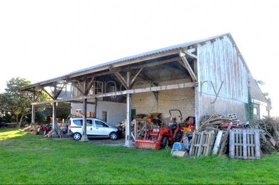 Ce grand hangar est situ en bordure dun joli village proche de la plage des Grands Sables. 