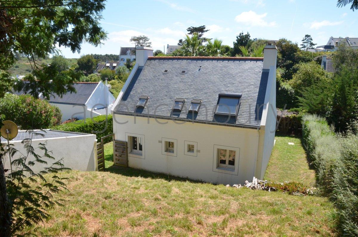 Au cur de Sauzon,  deux pas du port, cette maison est compose de deux appartements compltement indpendants.