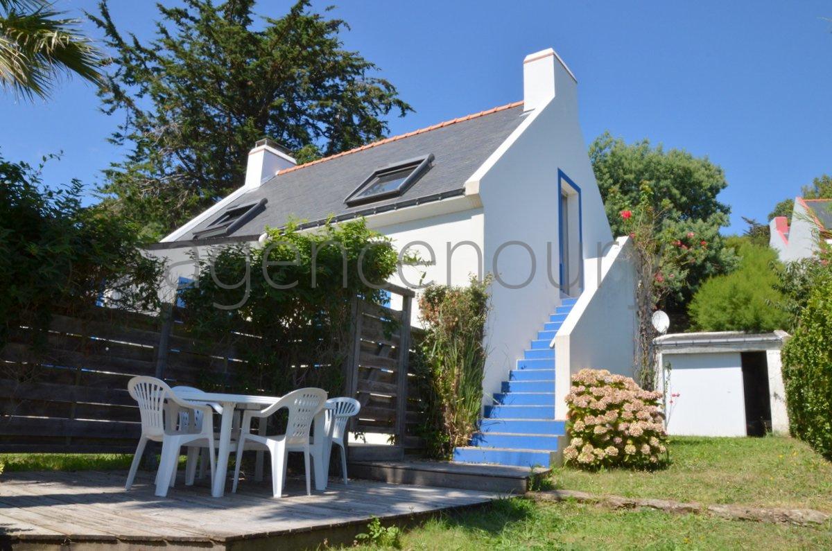 Au cur de Sauzon,  deux pas du port, cette maison est compose de deux appartements compltement indpendants.