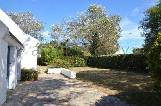 Ses nombreuses chambres, le volume inhabituel de sa pice de vie, son grand jardin (1990m) parsem d'arbres majestueux...