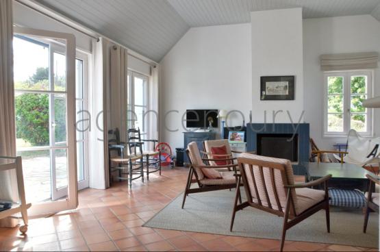 Ses nombreuses chambres, le volume inhabituel de sa pice de vie, son grand jardin (1990m) parsem d'arbres majestueux...