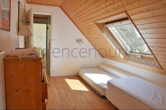 Ses nombreuses chambres, le volume inhabituel de sa pice de vie, son grand jardin (1990m) parsem d'arbres majestueux...