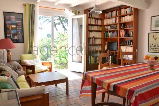A l'extrmit d'un village cette petite maison bnficie d'un beau terrain arbor.