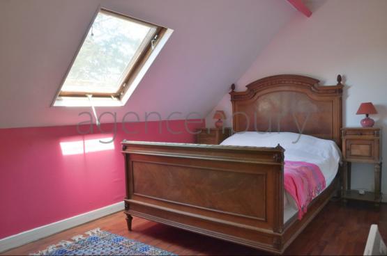 A l'extrmit d'un village cette petite maison bnficie d'un beau terrain arbor.