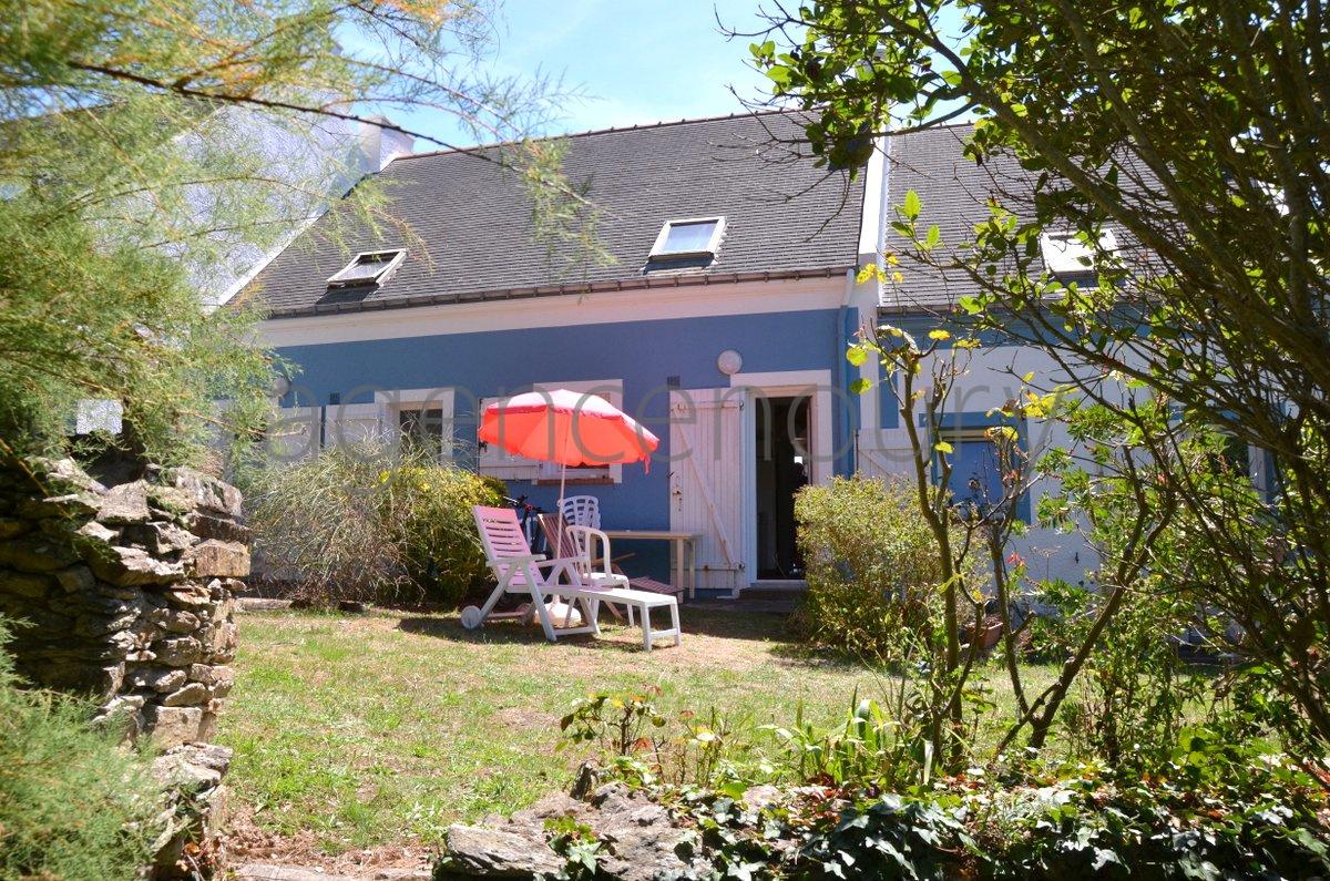 A l'extrmit d'un village cette petite maison bnficie d'un beau terrain arbor.