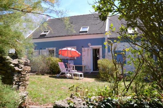 A l'extrmit d'un village cette petite maison bnficie d'un beau terrain arbor.