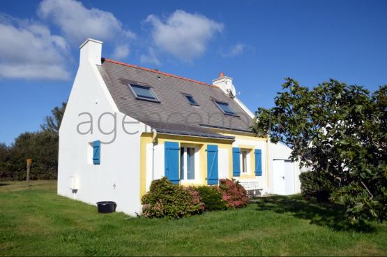 Situe juste au-dessus dune des plus belles plages de lile, que lon rejoint  pied, cette maison a t btie sur un terrain de plus de 1700m, avoisin par des terres non constructibles.