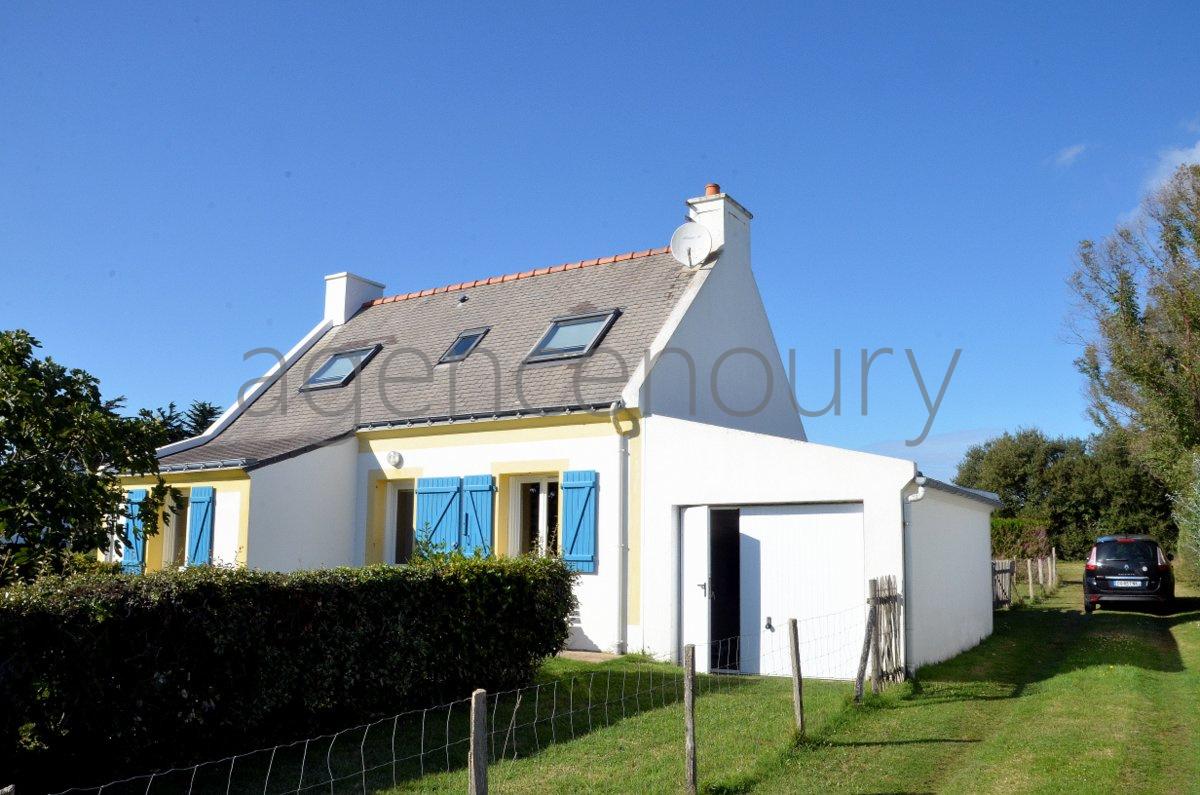 Situe juste au-dessus dune des plus belles plages de la cote Sud que lon rejoint  pied, cette maison difie sur un terrain de plus de 1700m, est en partie avoisine par des terres non constructibles. 