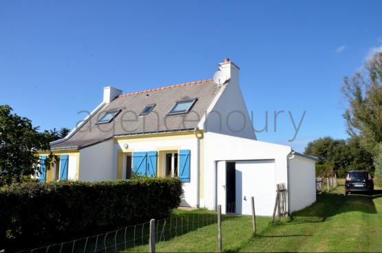 Jute au-dessus dune des plus belles plages de la cote Sud, cette maison, sur un terrain de plus de 1700m, est avoisine par des terres non constructibles. 