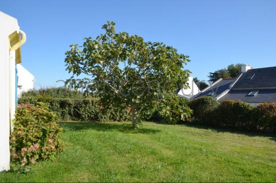 Situe juste au-dessus dune des plus belles plages de lile, que lon rejoint  pied, cette maison a t btie sur un terrain de plus de 1700m, avoisin par des terres non constructibles.