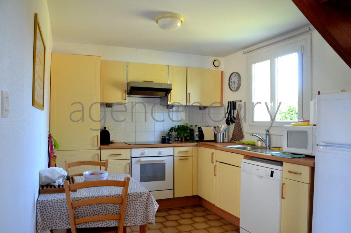 Situe juste au-dessus dune des plus belles plages de la cote Sud que lon rejoint  pied, cette maison difie sur un terrain de plus de 1700m, est en partie avoisine par des terres non constructibles. 