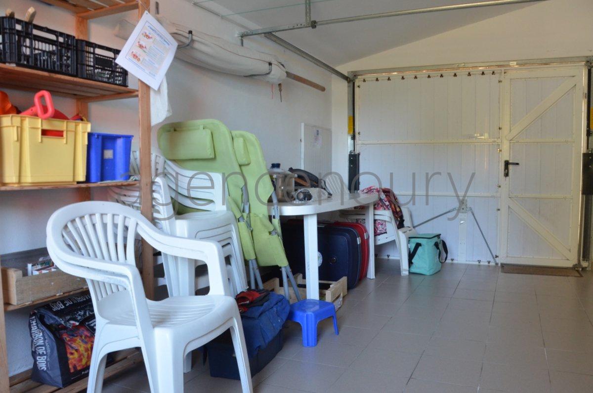 Situe juste au-dessus dune des plus belles plages de la cote Sud que lon rejoint  pied, cette maison difie sur un terrain de plus de 1700m, est en partie avoisine par des terres non constructibles. 