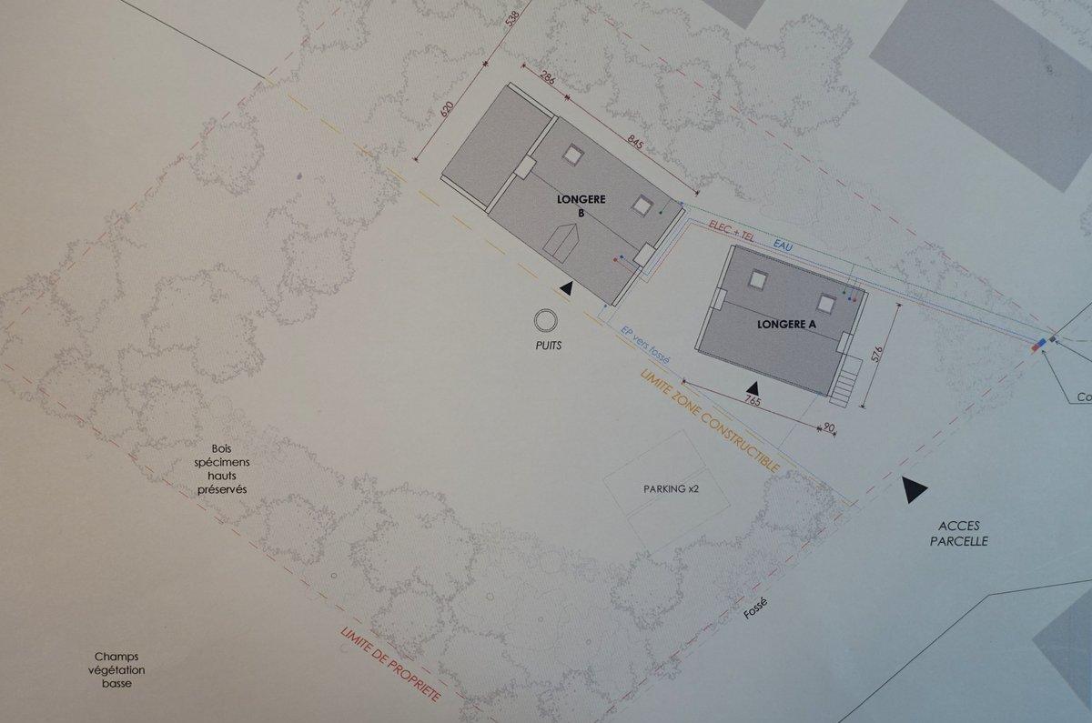 A lextrmit dun village se niche derrire un verdoyant rideau dormes ce terrain de 1230m, en partie constructible. 