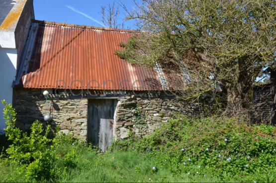 Cette petite maison en pierre datant de 1865 peut tre complte par une grange attenante moyennant des travaux de restauration. 