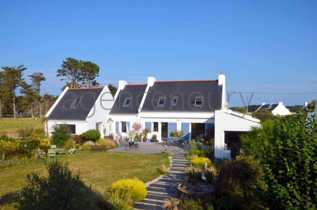 Cette maison contemporaine est ne de lenvie de profiter  chaque instant de la nature luxuriante qui lenvironne, et de disposer de grands espaces. 