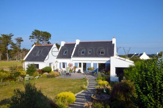 Cette maison contemporaine est ne de lenvie de profiter  chaque instant de la nature luxuriante qui lenvironne, et de disposer de grands espaces. 