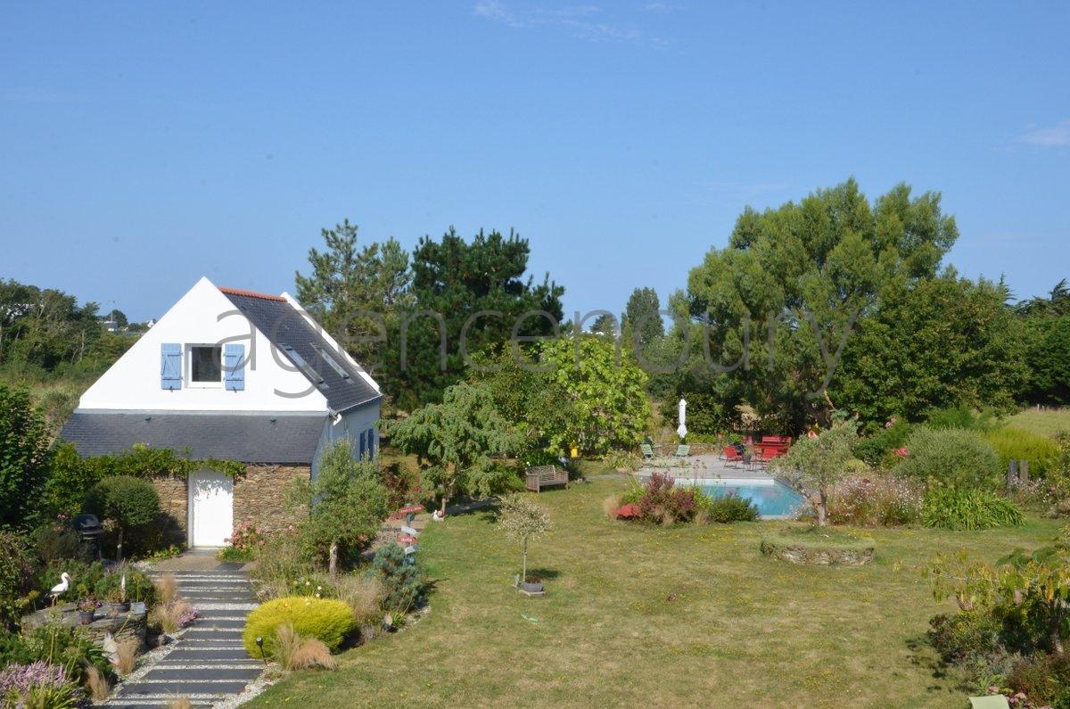 Cette maison contemporaine est ne de lenvie de profiter  chaque instant de la nature luxuriante qui lenvironne, et de disposer de grands espaces. 