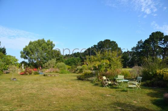 Cette maison contemporaine est ne de lenvie de profiter  chaque instant de la nature luxuriante qui lenvironne, et de disposer de grands espaces. 