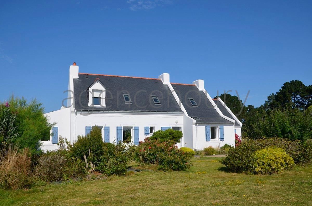 Cette maison contemporaine est ne de lenvie de profiter  chaque instant de la nature luxuriante qui lenvironne, et de disposer de grands espaces. 