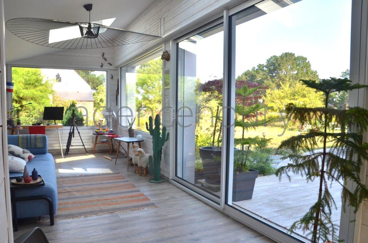 Cette maison contemporaine est ne de lenvie de profiter  chaque instant de la nature luxuriante qui lenvironne, et de disposer de grands espaces. 