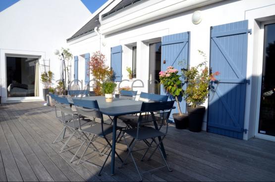 Cette maison contemporaine est ne de lenvie de profiter  chaque instant de la nature luxuriante qui lenvironne, et de disposer de grands espaces. 