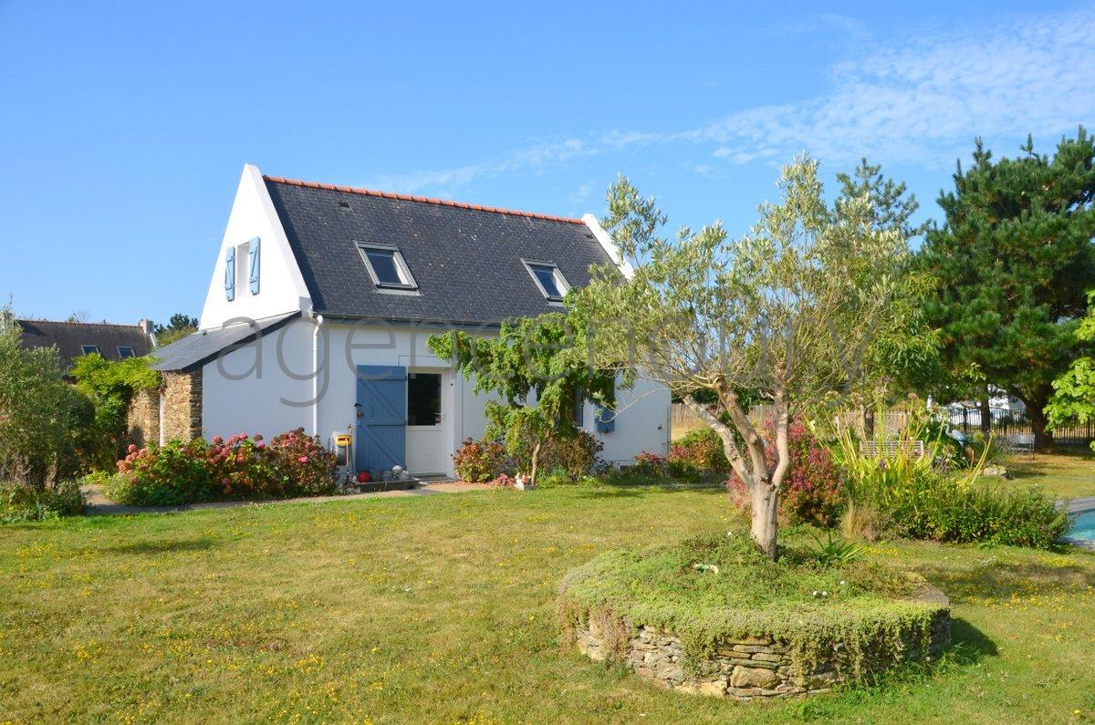 Cette maison contemporaine est ne de lenvie de profiter  chaque instant de la nature luxuriante qui lenvironne, et de disposer de grands espaces. 