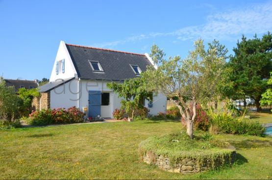 Cette maison contemporaine est ne de lenvie de profiter  chaque instant de la nature luxuriante qui lenvironne, et de disposer de grands espaces. 